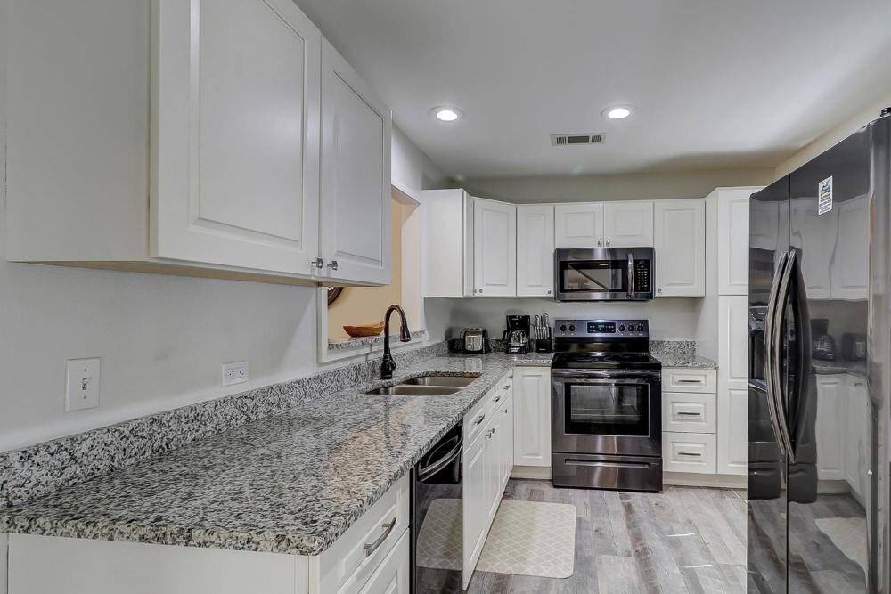523 Queens Grant Big Comfortable Couch 75 In Smart TV 2 Kings Queen & Twin Sleeper Sofa Free Wifi